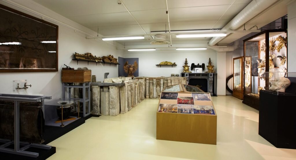 Здесь и демонтированные камины, и фрагменты лепнины, и "ночные вазы"