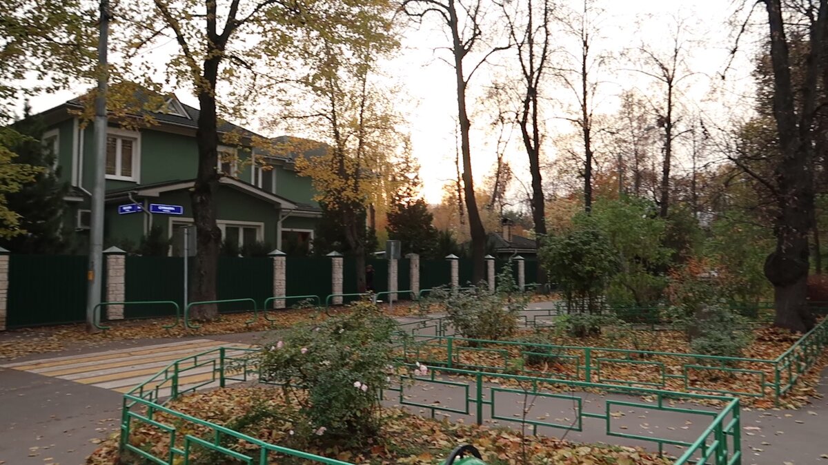 Атмосфера внутри посёлка. В нём 6 крупных улиц, но и на них не больше двух полос в одну и другую стороны