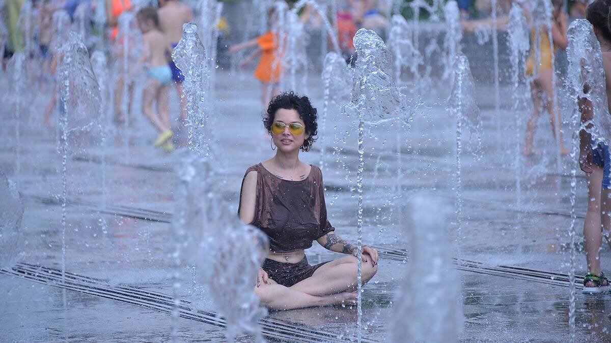 В москве жара и дожди. Аномальная жара в Москве. Лето жара девушки. Москва жара девушки. Девушки в Москве в жару.