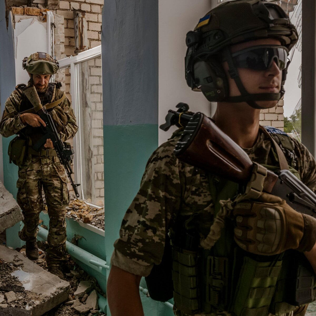Украинские солдаты в школе, разбомбленной российскими войсками недалеко от линии фронта Николаев-Херсон.Заслуга...Дэниела Берехулака для "Нью-Йорк таймс".