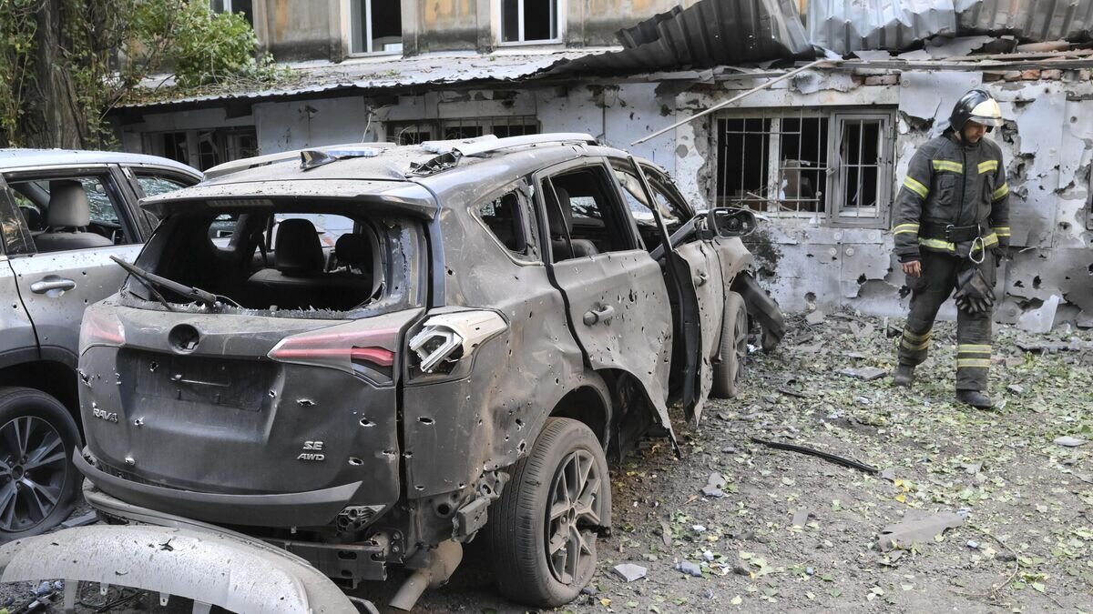    Сотрудник пожарной охраны возле здания Донецкого национального технического университета, поврежденного в результате обстрела ВСУ© РИА Новости / Илья Питалев