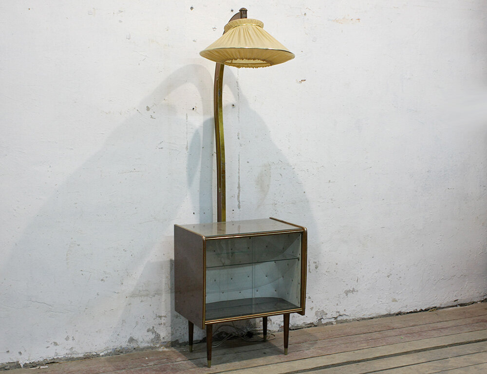 В комнате стоял вот такой торшер с тумбочкой, в которой лежали шкатулочки с бижутерией, которые я, не успев прийти в гости, принималась разбирать и разглядывать.