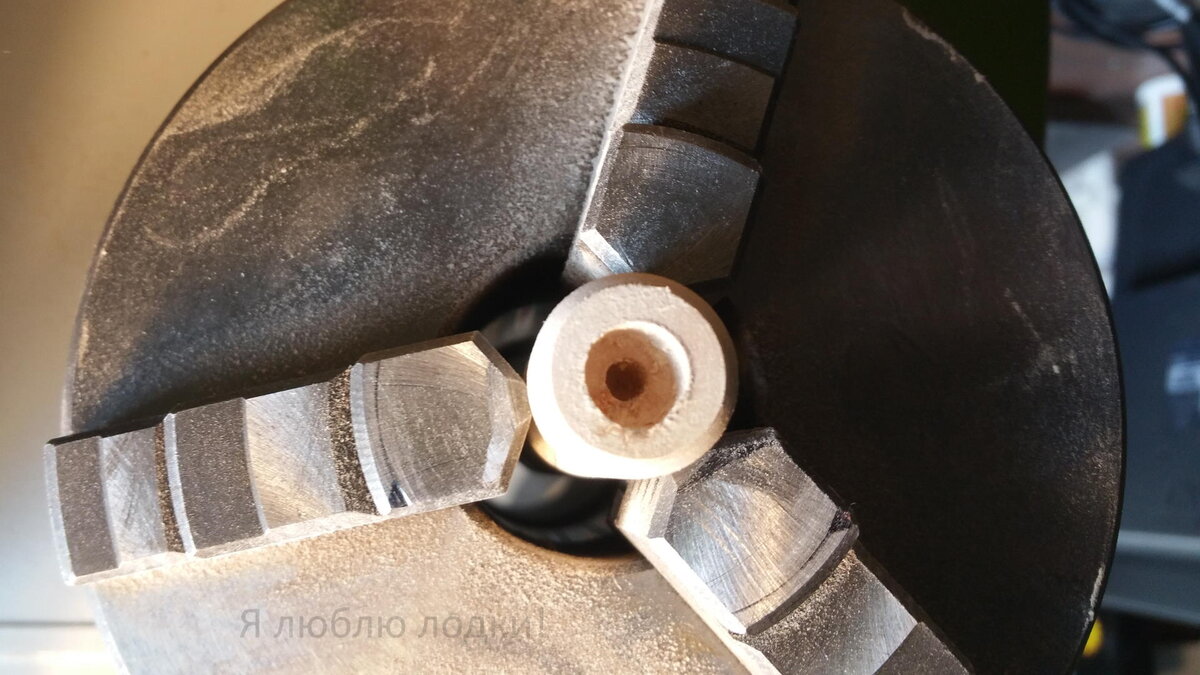 Отверстия в торце штанги под механизм фиксации карандаша или шпильки