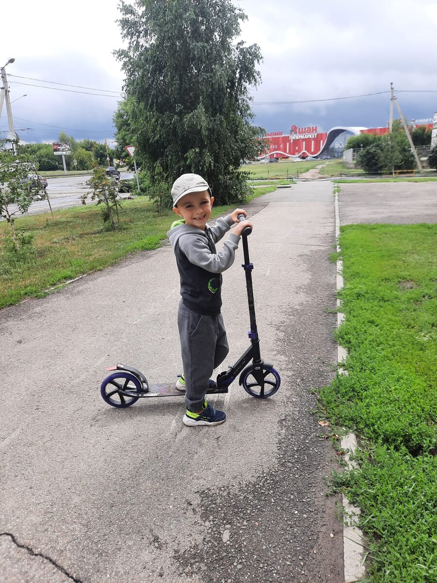 Довольный самокатчик