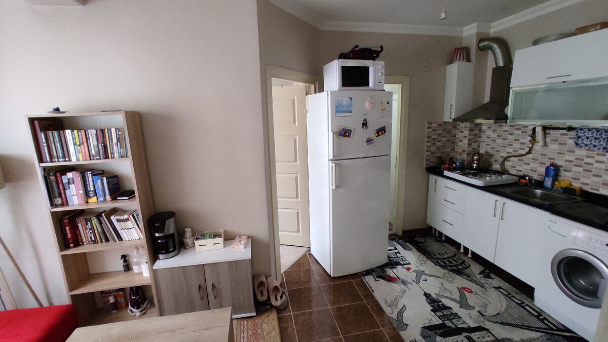 К планировке квартиры тоже были вопросики. Холодильник между спальней и ванной. Фото: Кирилл Полиенко/Polienko: путешествуем вдвоём