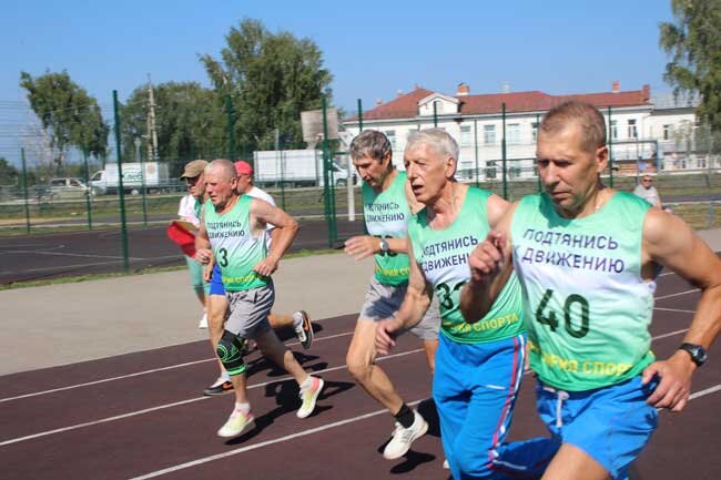 Ветераны округа соревновались в разных видах спорта, в том числе беге...