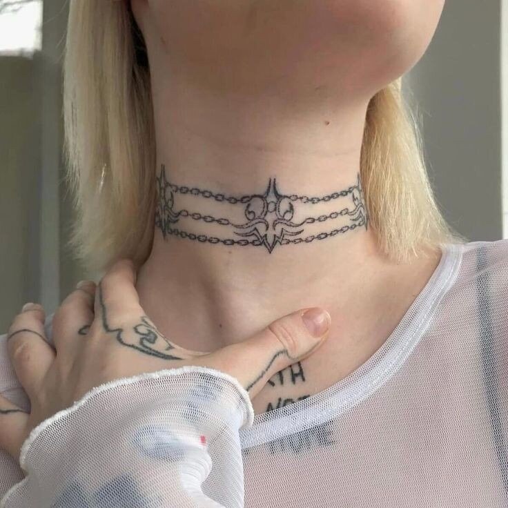 Татуировка крылья на шее