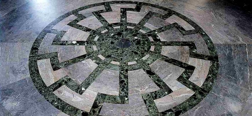  Нацисты СС на  стрельбище Хебертхаузен в окрестностях лагеря Дахау использовали советских офицеров, как живые мишени. Убивали их фашисты изощренно: на стрельбище пленных приковывали наручниками к столбам, и офицеры становились живыми мишенями для пристрелки оружия. Смерть не была мгновенной — эсэсовцы, смеясь и издеваясь, стреляли по рукам, ногам, растягивали «удовольствие» и лишь потом добивали точным выстрелом. Только за первый год войны в СССР было уничтожено таким образом более 4 тысяч военнопленных.