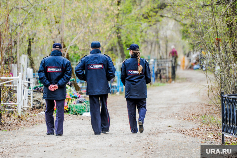    По словам жителей, бомжи болеют туберкулезом и педикулезом