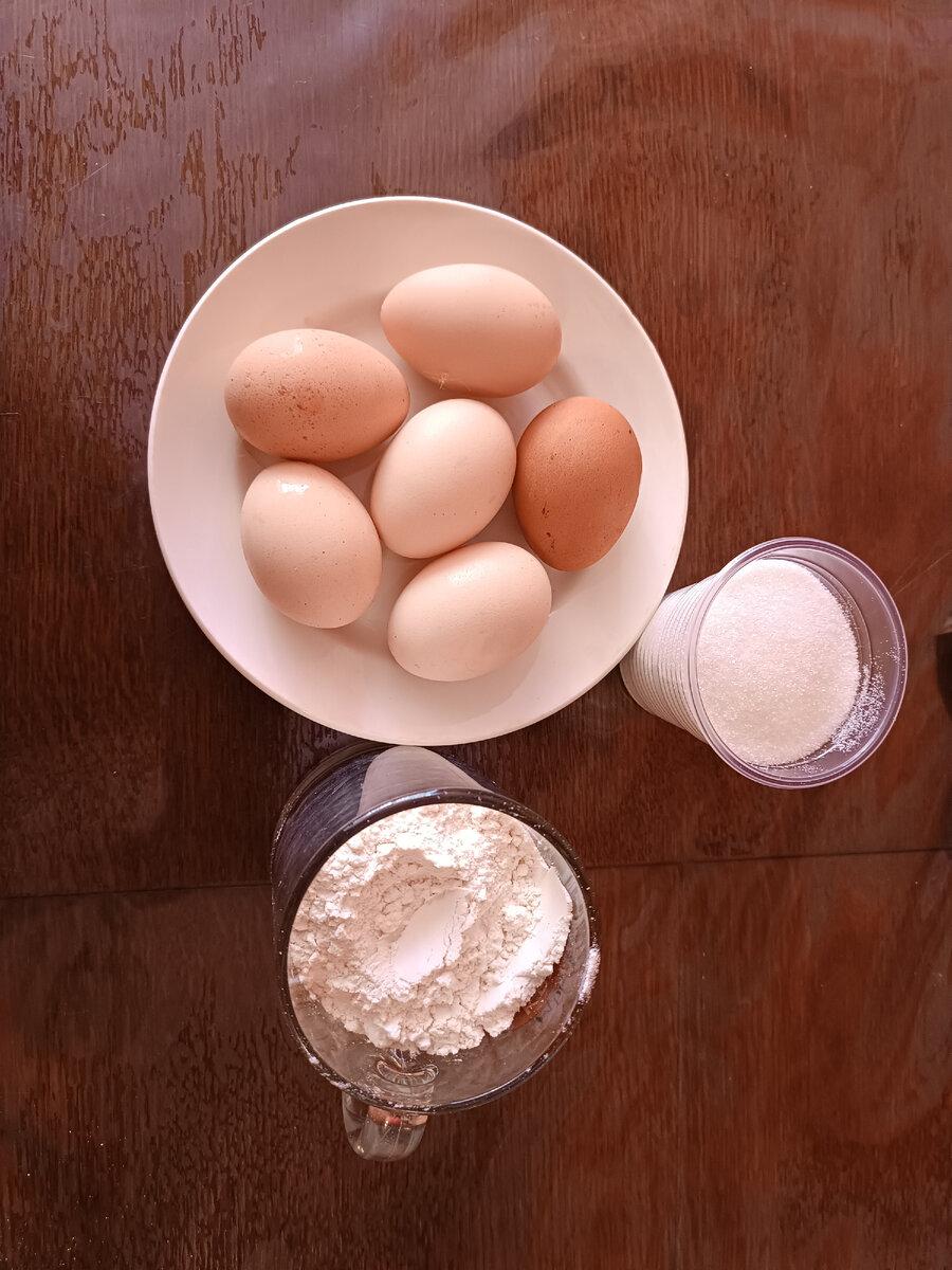 6 яиц, 2 стакана сахара, 2 стакана муки