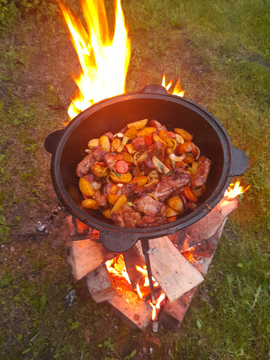 Картошка с овощами и рёбрышками)