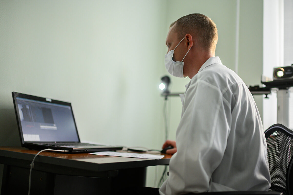 Одним из эффективных обследований, позволяющих выявить начальные признаки сколиотической, кифотической деформации позвоночника. является КОМОТ — метод компьютерно-оптической топографии 