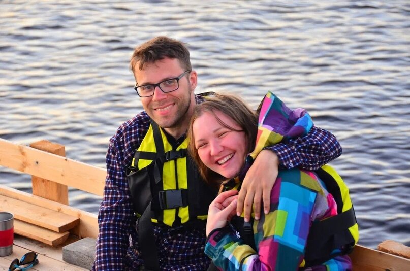 В походах по гладкой воде достаточно удобно в очках