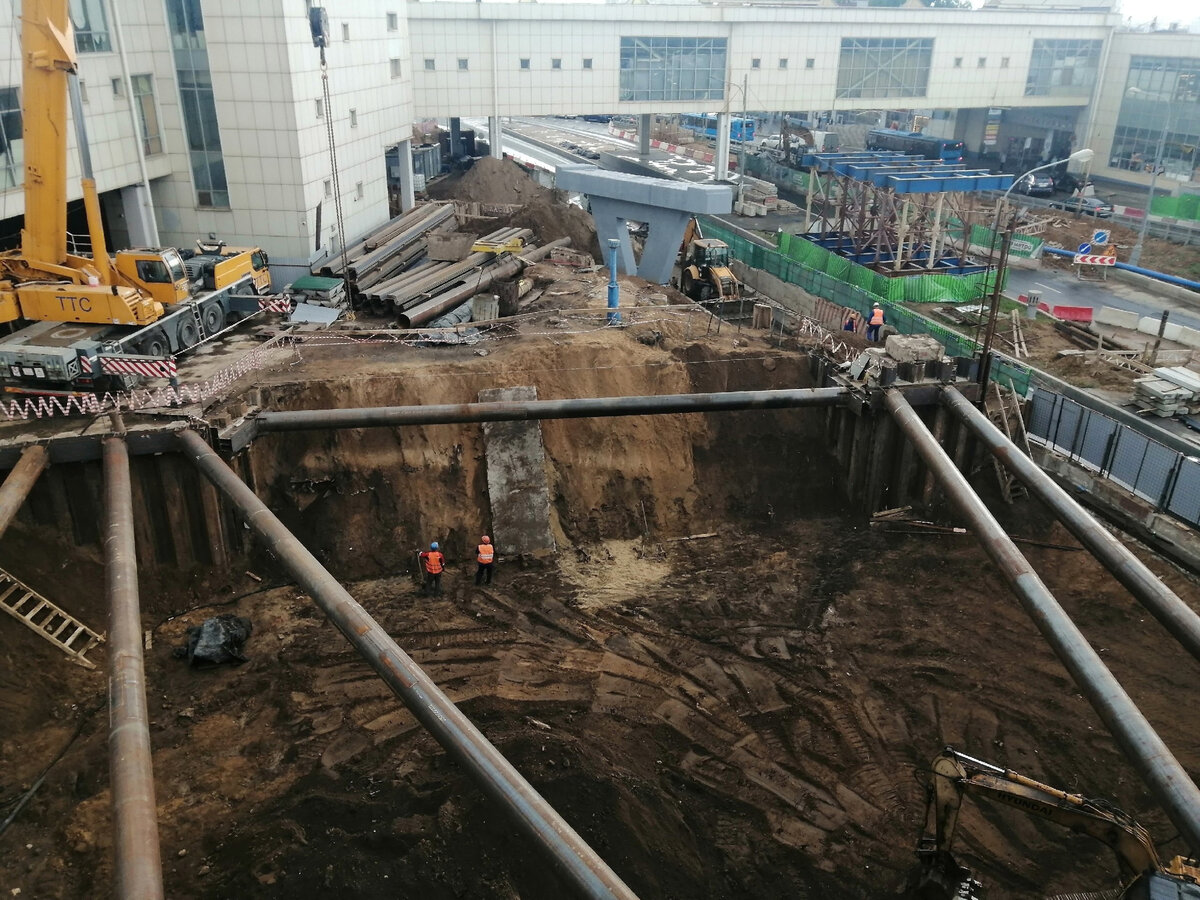 📷 2: Над станцией Таганско-Краснопресненской линии продолжается активное раскрытие котлована в месте примыкания пересадки к верхнему перекрытию. Смонтированы первые расстрелы.  