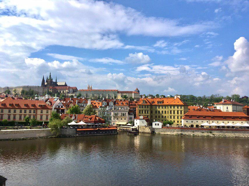 Знаменитый Пражский Град, вид на который открывается с Карлова моста, является сердцем Праги. Здесь принимались многие важные решения для всего мира.