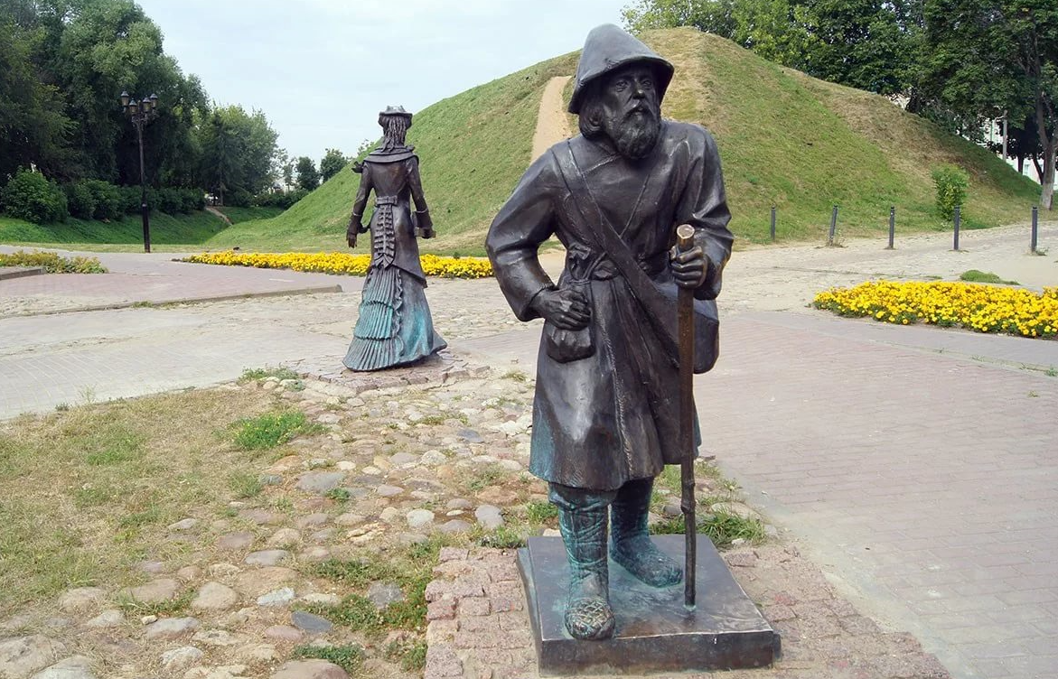Дмитров ул кропоткинская. Скульптуры на Кропоткинской улице в Дмитрове. Дмитров Кропоткинская. Кропоткинская улица Дмитров бронзовые скульптуры. Кропоткинская улица Дмитров