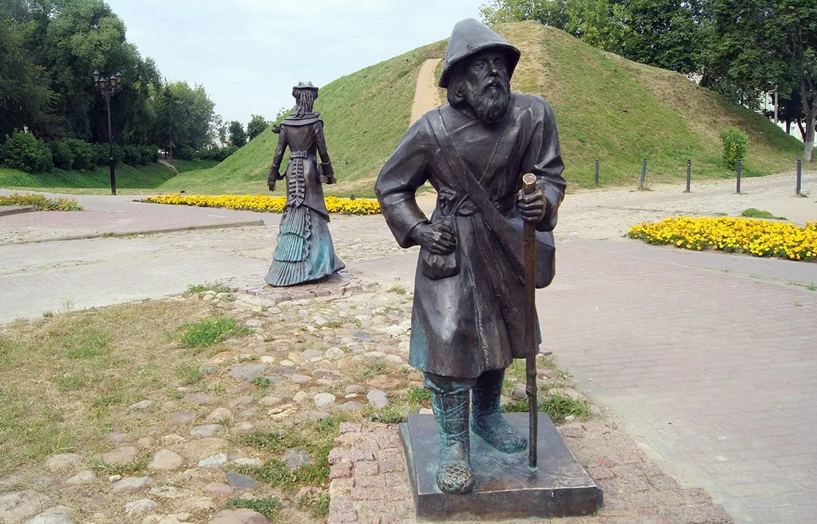 Горожане на улице. Скульптуры на Кропоткинской улице в Дмитрове. Дмитров Кропоткинская статуи. Дмитров скульптуры горожане. Дмитров улица Кропоткина.