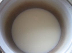 ШАГ 2:
Молоко вскипятить и остудить до 40С