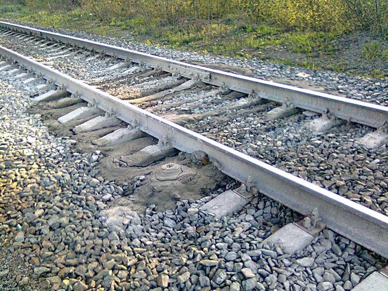 Выплеск балласта пути. Д. Выплески на железной дороге. Вырезка дефектного участка магистрального нефтепровода. Выплески балласта.