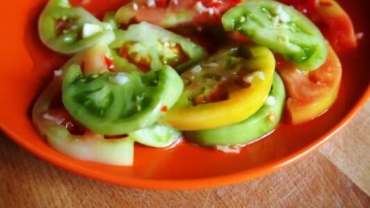  Очень вкусные зеленые помидоры можно приготовить по простому и быстрому рецепту. Буквально за десять минут на вашем столе появится блюдо, которое всем придется по вкусу. А получится острая закуска из зеленых помидор - просто пальчики оближешь.Вам понадобится