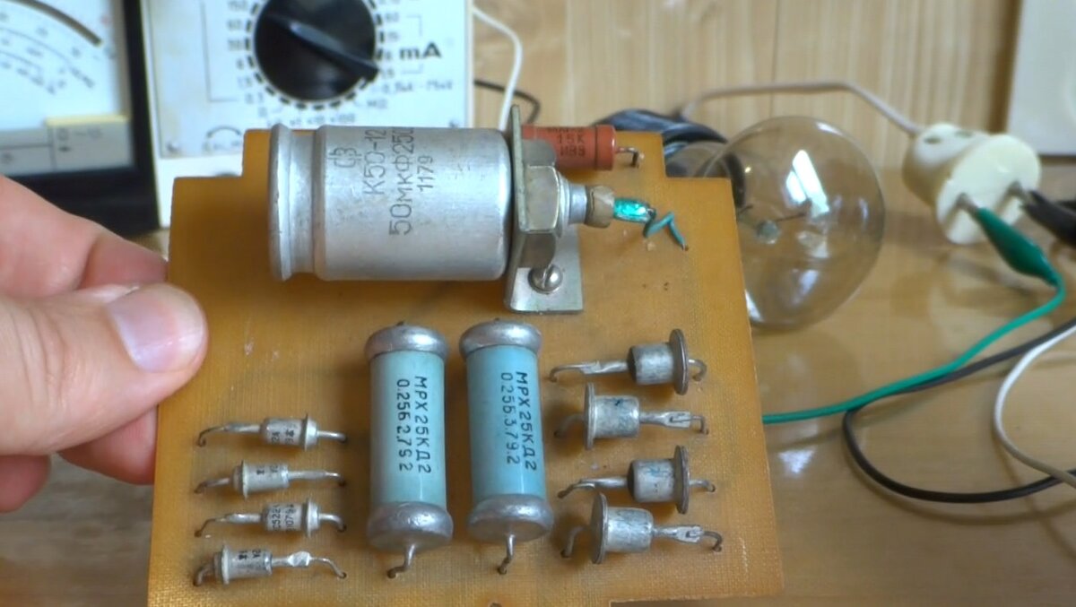 Выпрямитель со стабилизацией 1979 года работает до сих пор. Блочная схема позволяла оперативно заменять модули выходящие из строя не тратя времени на поиск неисправной детали. 