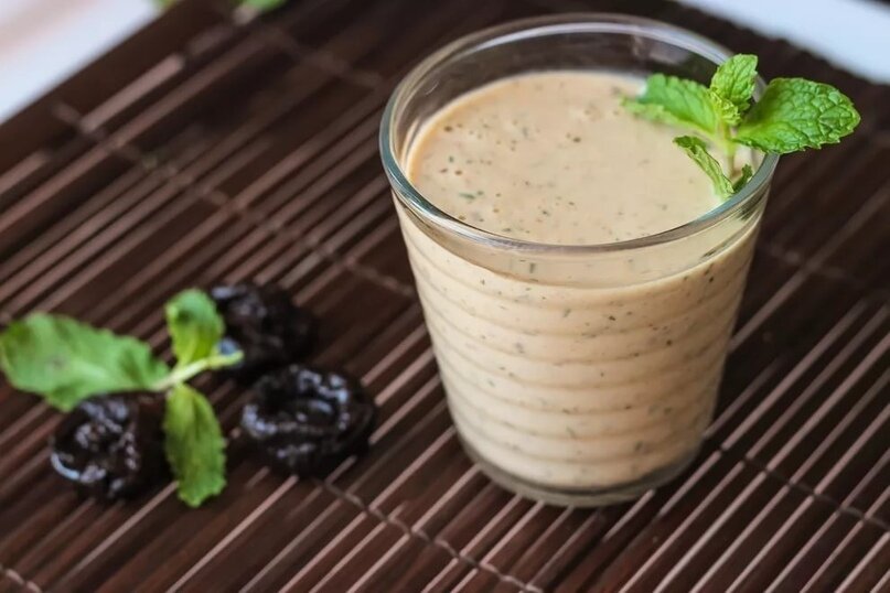 Завтрак, который: 
- стимулирует потерю веса;

- укрепляет вашу иммунную систему;

- улучшает механизм обороны вашего организма против вирусных и бактериальных инфекций;

- улучшает качество волос.

📌 Ингредиенты:

- 2 ст. ложки овсянки;
- 1 чашка (250 мл) органического кефира (обезжиренный йогурт тоже подойдет);
- 1 чайная ложка какао порошка;
- 1 чайная ложка молотого льняного семени;
- 5-7 шт. чернослива.
📌 Приготовление:

Этот завтрак готовится вечером и употребляется на следующее утро.

Положите сливы в миску и залейте их 100 мл кипящей воды. Накройте миску и отставьте ее в сторону на десять минут. В отдельной миске смешайте овсяные хлопья, какао и льняное семя. Добавьте кефир и хорошо перемешайте.

Удалите воду из пропитанных слив и нарежьте их. Добавьте сливы к предыдущей смеси. Используя блендер, смешайте все ингредиенты до пюреобразного состояния.

Охладите смесь и оставьте на ночь. Утром Ваш завтрак будет готов к употреблению.