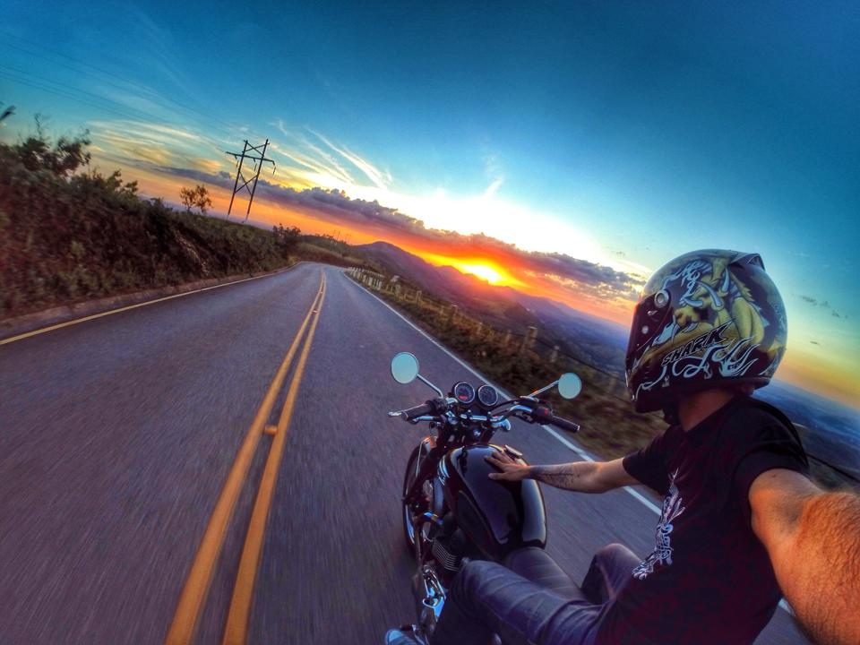 Неси меня, железный конь,
За горизонт, за пыль дорог.
Почувствуй крепкую ладонь
Да тяжесть кожаных  сапог.
Лети на встречу новым дням
И рви усталость тишины,
Не тормози по пустякам,
Нас ждут, нас помнят, нам верны.
Не заставляют ждать друзей,
Так прибавляй, приятель, газа!
В движенье-жизнь! Езжай скорее
А медлить-это не для нас!