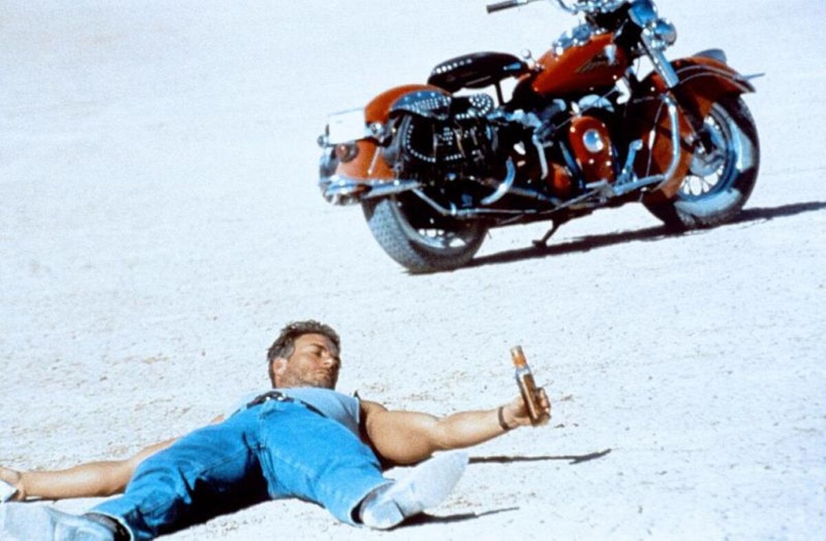 Гордый, могучий, стальной, легендарный боец... и какой-то алкаш перед ним на переднем плане. 