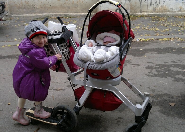 До какого возраста возят детей в коляске. Коляска «малыш». Раритетные коляски для детей. Маленькие дети в коляске. Коляска для ребенка меньше года.