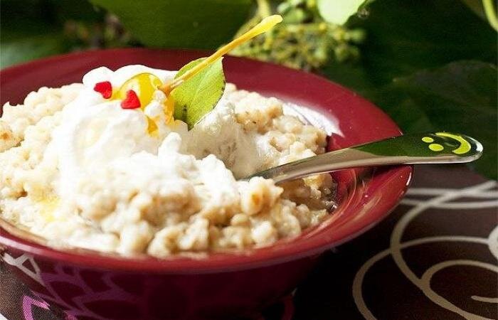 Завтрак - геркулесовая каша на молоке с маслом 250 гр. + яйцо вареное + бутерброд с маслом (хлеб ржаной) + чай зеленый без сахара.