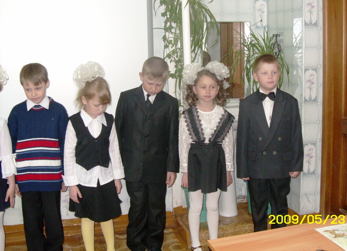 1 класс. Готовимся к  поздравлению выпускников на линейке "Последний звонок-2009" Итатская СОШ Томской области