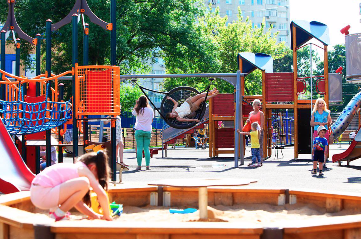 на детской площадке. детские площадки. красивая детская площадка. детская площадка во дворе. красивая детская площадка.