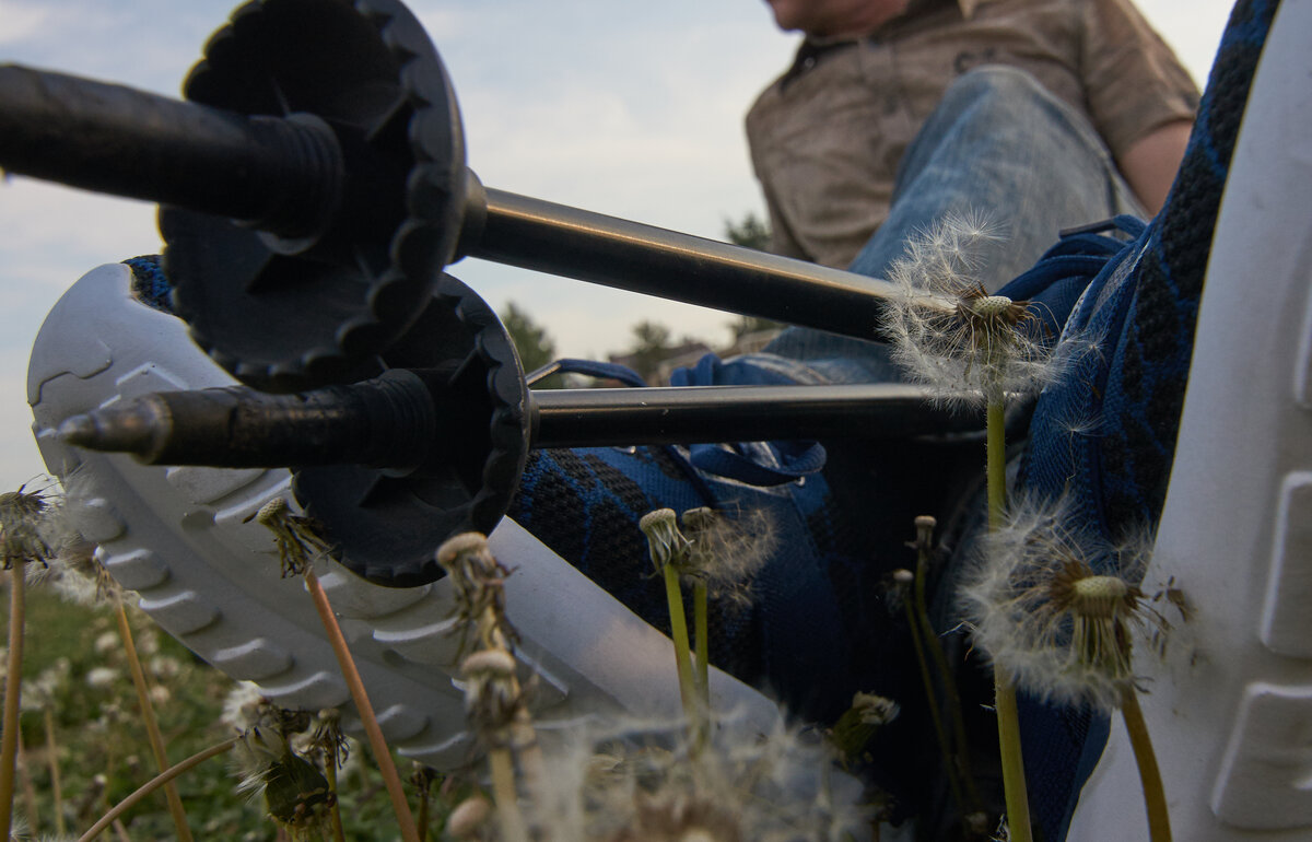 Заниматься можно , практически, в любой одежде. Но вот обуви следует уделить особое внимание. Обувь должна плотно сидеть на стопе. Подошва должна быть упругой и плотной. Ничего, что напоминало бы кеды, быть не должно.