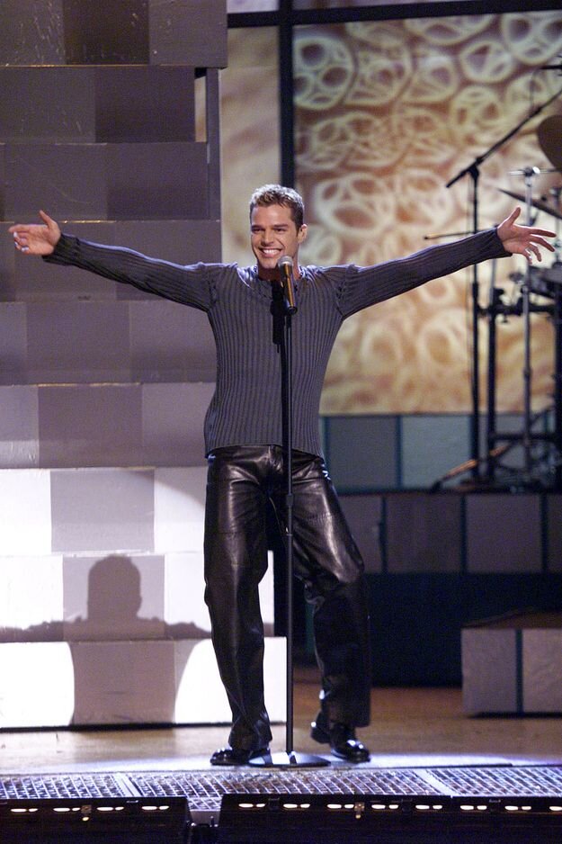 Рики Мартин в кожаных штанах. Источник фото: https://i.pinimg.com/736x/f5/37/62/f53762a9831da39008a1b6e72782d29f--ricky-martin-martin-omalley.jpg