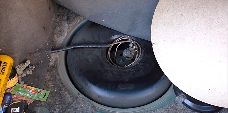 Так называемая "таблетка", баллон для газа в багажнике автомобиля.