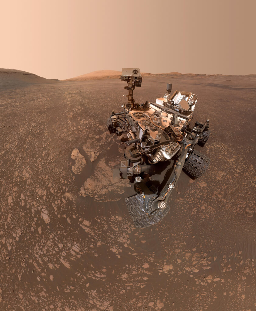 Ровер Curiosity выполнил селфи 12 мая 2019 года (2405 сол). Слева и внизу от ровера есть два отверстия от скважин, которые называются Aberlady и Kilmarie. Источник: NASA / JPL / Caltech / MSSS 