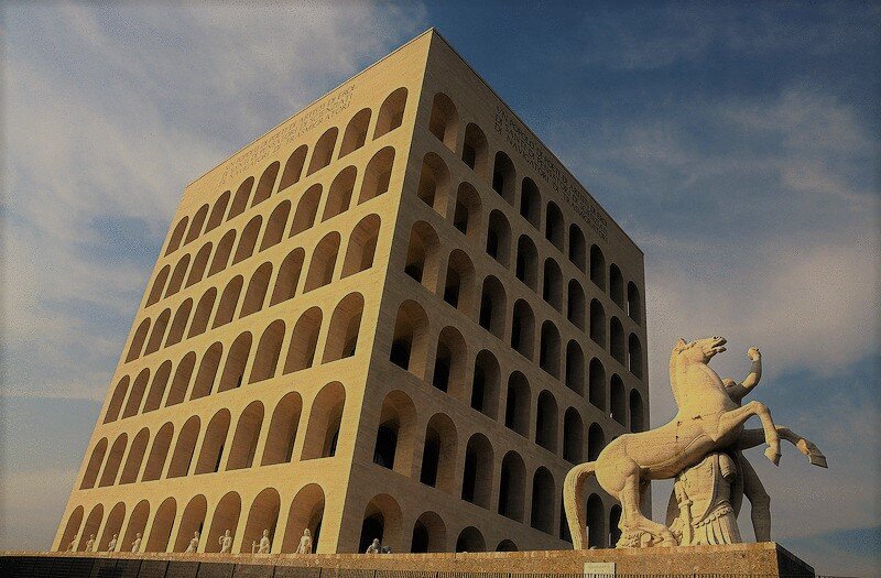 Аркада и статуи напоминают о величии имперского Рима