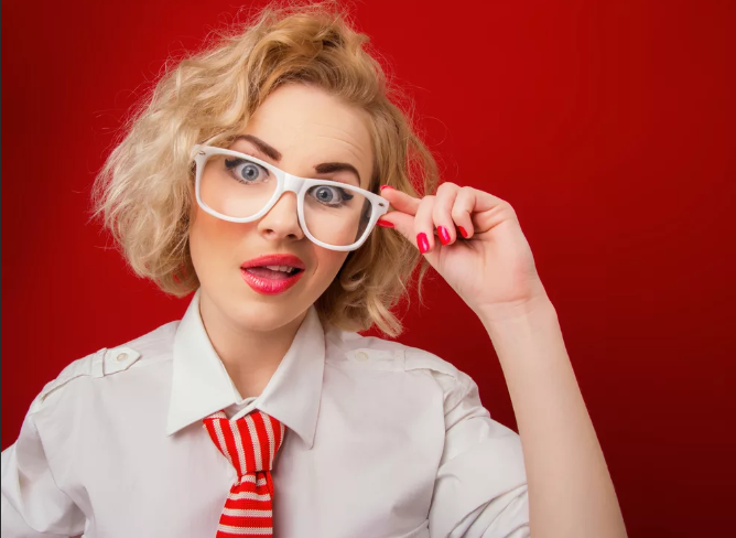 Девушка призадумалась...