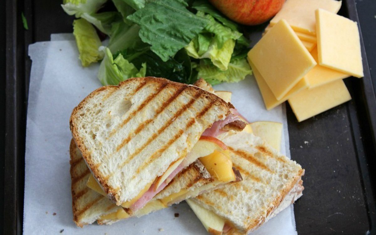 Тостовый хлеб с сыром. Бутерброд с ветчиной и сыром. Тост с ветчиной и сыром. Сэндвич ветчина сыр. Сэндвич с сыром.