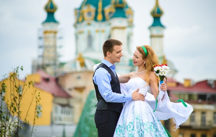 Если вы запланировали свадьбу на лето и планируете прогулку именно на Андреевском спуске, учитывайте довольно большой поток туристов и отсутствие тени.