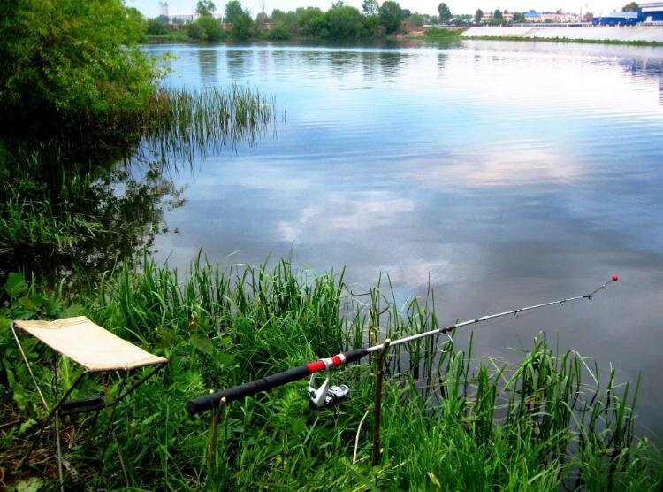 тихое спокойное место, на другой стороне пляж и поселок