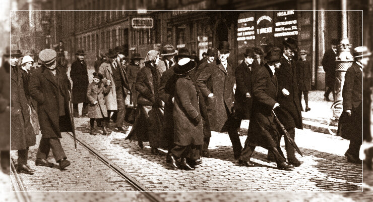 Группа русских политэмигрантов в Стокгольме в день проезда из Швейцарии 
в Россию. 1917 год