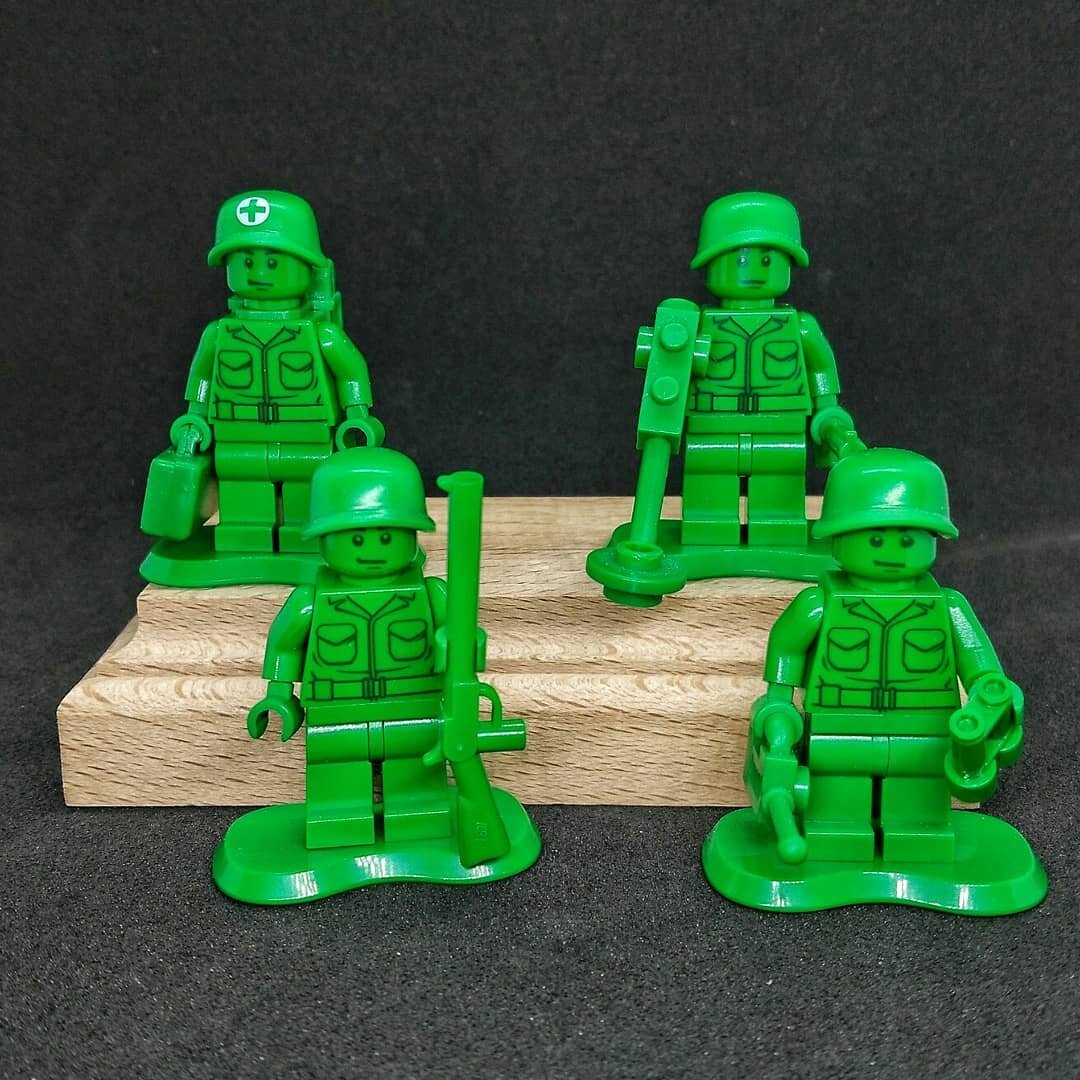 В комплекте идёт ещё несколько деталей для минифигурок, в том числе и носилки для раненных, но я решил не пихать в кадр сразу все аксессуары, ведь главное здесь сами фигурки.