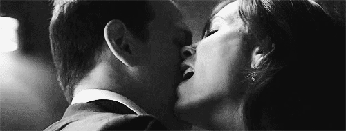 Целуется слюной. Страстный поцелуй. Долгий страстный поцелуй. Грубый поцелуй с языком. Долгий поцелуй в губы.