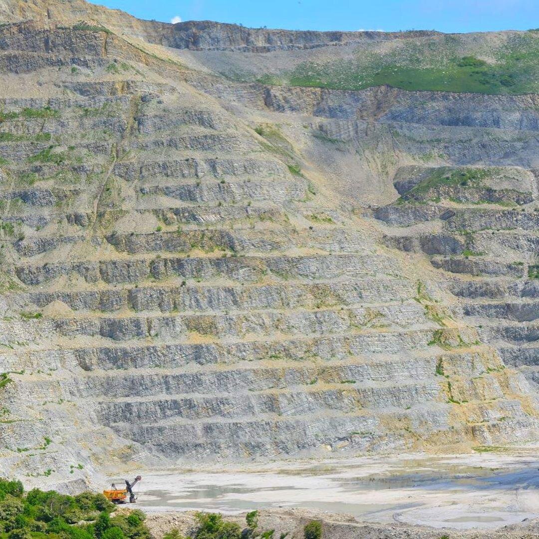 Посмотрите, каким маленьким кажется отсюда самосвал...