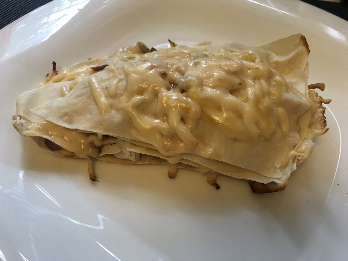 Примерно так оно выглядит со сковороды. P.S. если курицу порезать очень мелко, она не будет вываливаться в процессе поедания или разрезания.