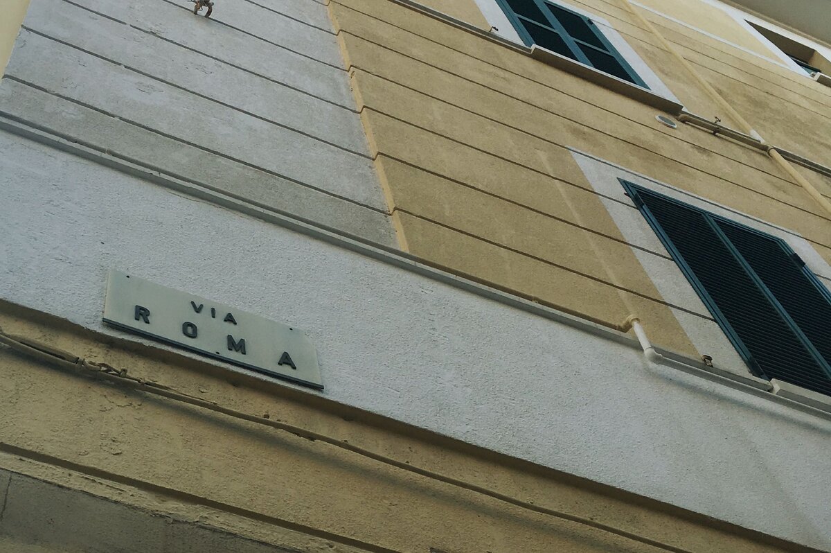 Фото: Piano Piano (в Италии есть своя "улица Ленина" – via Roma)