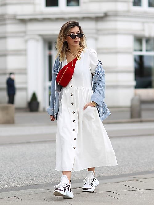 Модный блогер Айлин Кениг носит очень простое платье на пуговицах. Тем не менее, аксессуары, которые она выбрала, способны сделать его очень крутым ... начиная с обуви!  / ФОТО: GETTY IMAGES
