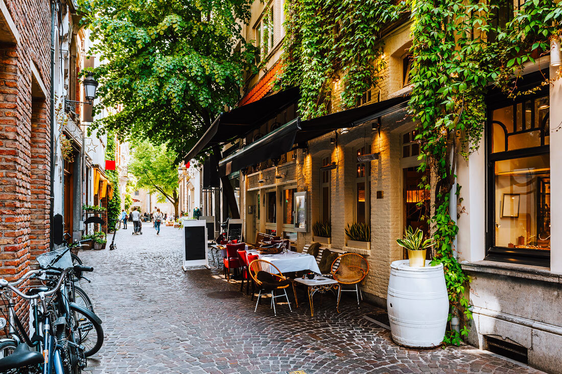 Старинная улочка в историческом центре Антверпена.
