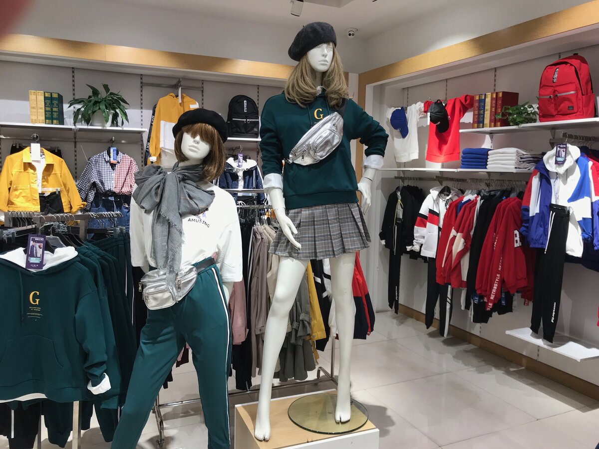 Куклы модели в магазинах. Фото автора.